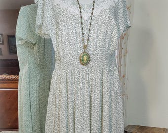 April Cornell Vintage - Willow Green and White Print - Spring Summer Picnic Dress w Pockets - Cottagecore - Smocking - Lace Trim - Sz XL