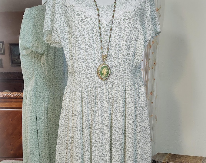 April Cornell Vintage - Willow Green and White Print - Spring Summer Picnic Dress w Pockets - Cottagecore - Smocking - Lace Trim - Sz XL