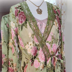 Underbart vintage-set med omlotttopp och linne från 1990-talet med paljetter och 2 delar - viktorianska rosa rosor på grönt - rosa linne med juveler i satin