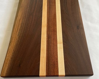 Tabla de cortar de nogal con borde vivo