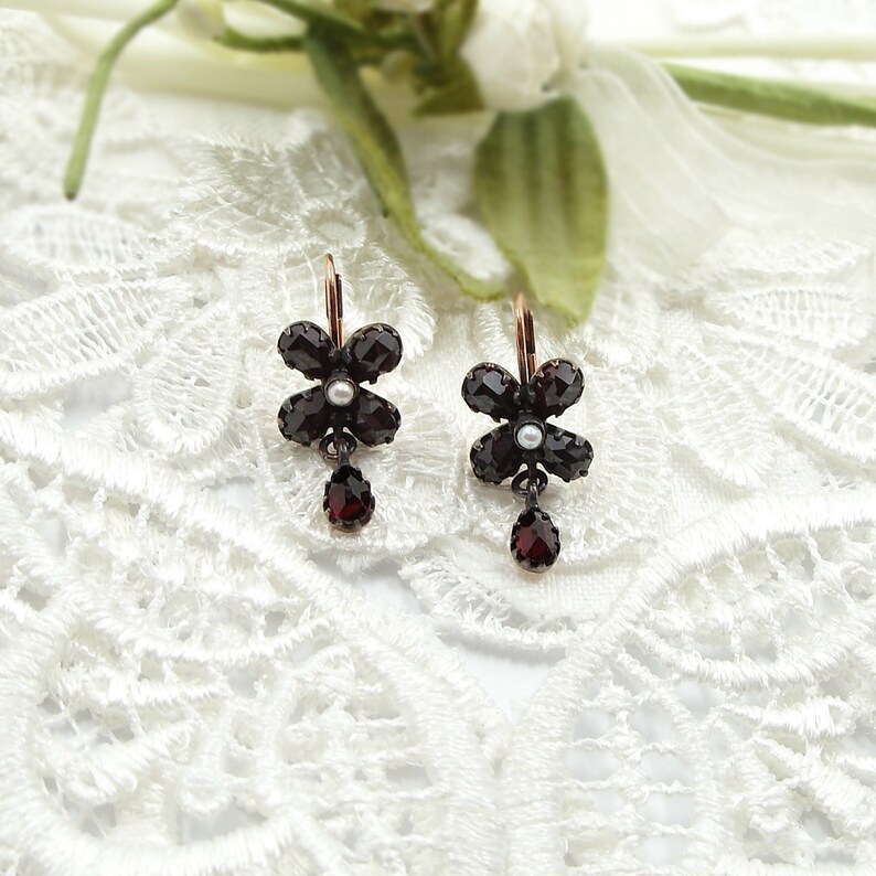 Sweet Vintage flower garnet earrings with seed pearls in Victorian style 210323kEtsy が展開する地域: