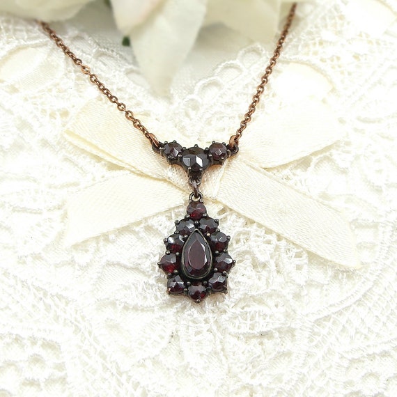 Sweet Vintage drop garnet necklace in Victorian st