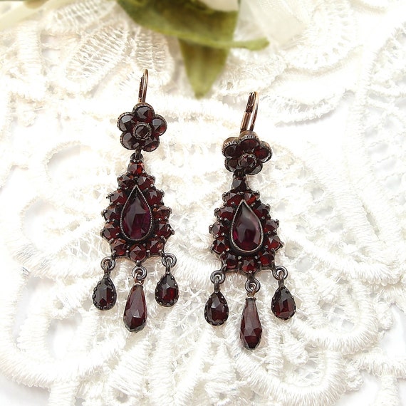 Excellent Vintage drop chandelier garnet earrings
