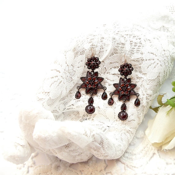 Splendid Vintage star chandelier garnet earrings i