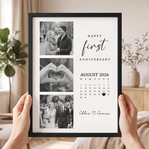 Może przedstawiać: Oprawiony pionowy plakat z trzema czarno-białymi zdjęciami ułożonymi po lewej stronie. Po prawej stronie znajduje się napis Happy first ANNIVERSARY, kalendarz na AUGUST 2026 z sercem przy 28 dniu oraz imiona Chloe i James.