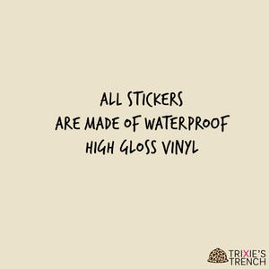 Puede incluir: Fondo color crema con texto negro que dice "TODOS LOS STICKERS EST&Aacute;N HECHOS DE VINILO BRILLANTE IMPERMEABLE." El logotipo de Trixie's Trench est&aacute; en la esquina inferior derecha. El texto es manuscrito.