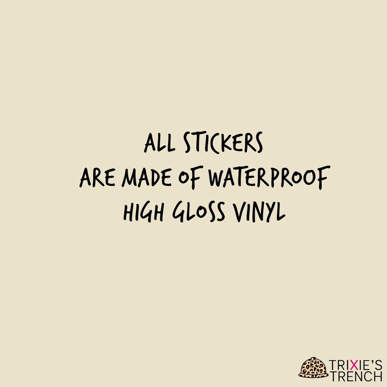 Puede incluir: Fondo color crema con texto negro que dice "TODOS LOS STICKERS EST&Aacute;N HECHOS DE VINILO BRILLANTE IMPERMEABLE." El logotipo de Trixie's Trench est&aacute; en la esquina inferior derecha. El texto es manuscrito.