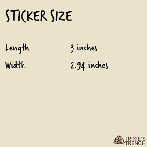 Puede incluir: Fondo beige con texto negro que dice "STICKER SIZE". Debajo, enumera "Longitud" a 7,62 cm y "Ancho" a 7,47 cm. La esquina inferior derecha presenta un logotipo con el texto "TRIXIE'S TRENCH".