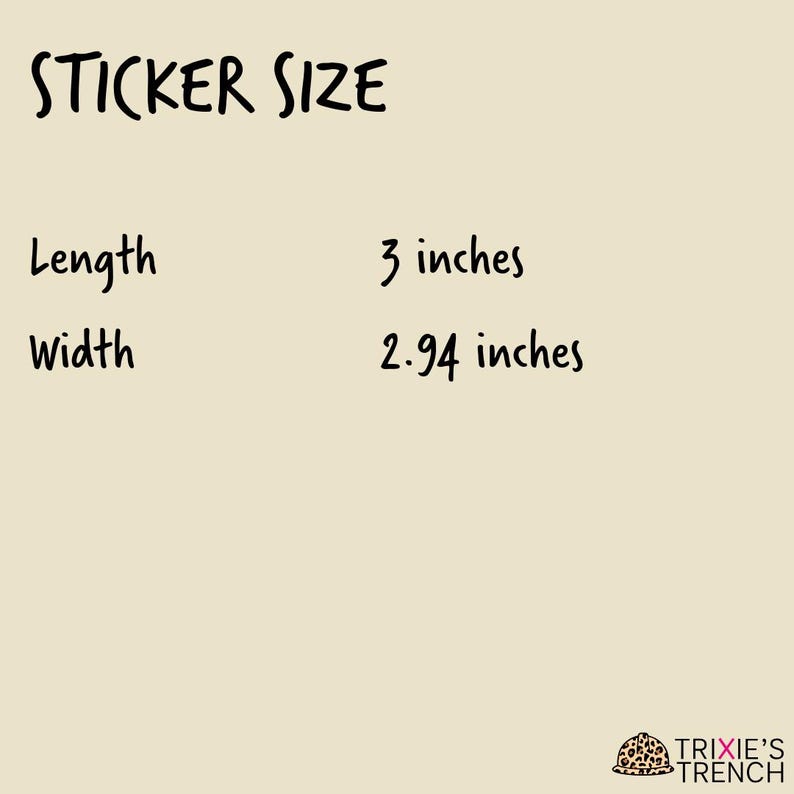 Puede incluir: Fondo beige con texto negro que dice "STICKER SIZE". Debajo, enumera "Longitud" a 7,62 cm y "Ancho" a 7,47 cm. La esquina inferior derecha presenta un logotipo con el texto "TRIXIE'S TRENCH".