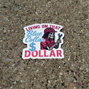 Puede incluir: Una pegatina con un esqueleto con una camisa rosa y un casco con estampado de leopardo, sosteniendo una llave. La pegatina tiene el texto "LIVING ON THAT Blue Collar Dollar" en rosa y azul.