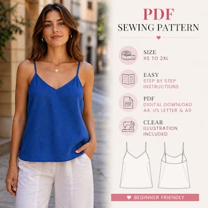 Puede incluir: Una mujer con un top azul y pantalones blancos. La imagen incluye un patrón de costura PDF con el texto "PDF SEWING PATTERN", rango de tallas e instrucciones. El patrón es apto para principiantes.