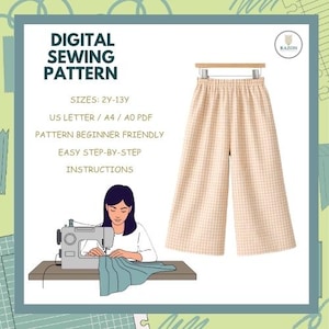 Puede incluir: Patrón de costura digital para pantalones infantiles. La imagen muestra un pantalón a cuadros beige y blanco colgado de una percha de madera. El texto de la imagen dice "Digital Sewing Pattern" y "Tallas: 2Y-13Y". Una mujer está cosiendo en una máquina de coser.