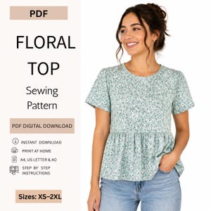 Può includere: Un top a maniche corte color verde salvia con motivo floreale bianco, caratterizzato da uno scollo rotondo e una vita a baschina arricciata. Il testo a sinistra recita PDF FLORAL TOP Sewing Pattern, PDF DIGITAL DOWNLOAD, INSTANT DOWNLOAD, PRINT AT HOME, A4, US LETTER & A0, STEP BY STEP INSTRUCTIONS, Sizes: XS-2XL.