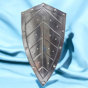Bouclier médiéval en acier à motif de feuille | Armure de chevalier pour GN et cosplay | Croisé fait main | Équipement de défense – Demi-bouclier fonctionnel | Cadeau