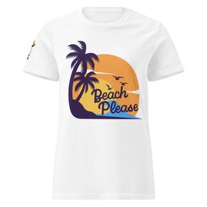 Peut inclure: T-shirt blanc avec un motif de plage. Le design comprend un palmier, un soleil et le texte "Beach Please". Des oiseaux en vol sont également représentés. Le t-shirt est de style col rond et est fait d'un tissu clair.