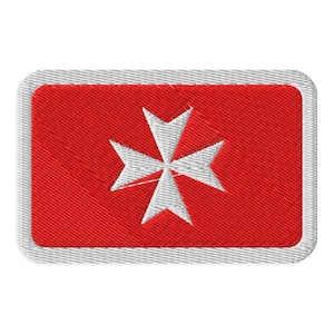 Puede incluir: Un parche rectangular bordado que presenta un fondo rojo vibrante con una cruz de Malta blanca centrada en el medio. El parche tiene esquinas redondeadas y está acabado con un borde grueso cosido en blanco que enmarca todo el diseño.