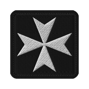 Puede incluir: Parche bordado con una cruz de Malta blanca sobre un fondo cuadrado negro. La cruz tiene cuatro brazos en forma de flecha y el parche tiene un borde cosido. Ideal para chaquetas, bolsos u otros artículos de tela.