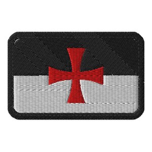 Peut inclure: Un écusson rectangulaire brodé présentant un design bicolore horizontal avec une moitié supérieure noire et une moitié inférieure blanche. Un motif de croix rouge aux bras évasés est centré, le tout entouré d'une bordure noire épaisse.