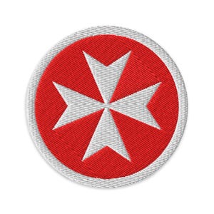Op de afbeelding: Een ronde geborduurde patch met een wit Maltezer kruis in het midden op een effen rode achtergrond. De patch is afgewerkt met een witte gestikte rand rondom de gehele omtrek, wat zorgt voor een strakke en gedefinieerde rand voor het ontwerp.