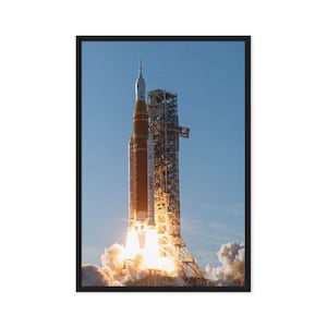 Artemis II decolla dal complesso di lancio 39B del Kennedy Space Center. Tela incorniciata.