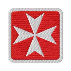 Może przedstawiać: Kwadratowa haftowana naszywka z białym krzyżem maltańskim wyśrodkowanym na żywym czerwonym tle. Naszywka ma zaokrąglone rogi i grubą, białą obszytą krawędź, która obramowuje cały wzór, nadając mu czyste i wyraźne, teksturowane wykończenie.