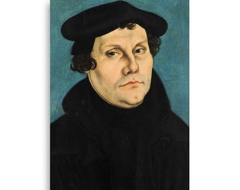 Könnte beinhalten: Ein Porträtdruck eines Mannes mit schwarzem Hut und schwarzer Kleidung vor blauem Hintergrund. Der Mann hat helle Haut, braunes, lockiges Haar und einen ernsten Gesichtsausdruck. Das Kunstwerk ist mit zwei schwarzen Büroklammern befestigt.