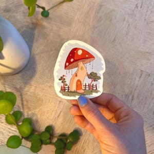 Adesivo impermeabile adorabile a forma di casa con fungo rosso, adesivo con nucleo di cottage, adesivo con fungo accogliente, adesivo estetico da fata, adesivo decorativo per diario