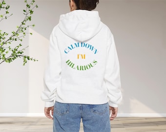 Sudadera con capucha teñida en prenda con estampado humorístico: Sudadera unisex de mezcla de algodón de corte relajado.