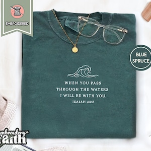Camiseta bordada con Isaías 43:2, camiseta cristiana con estampado de olas del océano, Comfort Colors 1717.