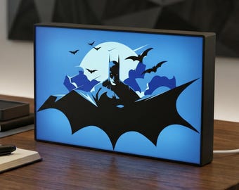 Batman Leuchtkasten | Dark Knight LED Lampe | Manhöhle Schreibtisch Dekoration | Superheld Geschenk für Jungen | Light Up Display Kreuzfahrer mit dem Umhang