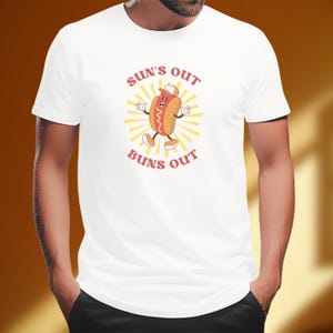 Camiseta retrô engraçada | Camiseta "Sun's Out Buns Out" | Camiseta de churrasco de verão | Camiseta retrô com comida de desenho animado | Camiseta de cachorro-quente de verão