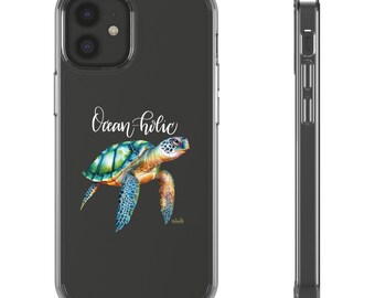 Könnte beinhalten: Transparente Handyhülle mit einer farbenfrohen Meeresschildkröten-Illustration und dem Text "Ocean holic" in weißer Schrift. Die Schildkröte hat einen grün-blauen Panzer mit orangefarbenen und blauen Akzenten. Die Hülle wird von vorne und von der Seite gezeigt.