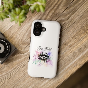 Könnte beinhalten: Weißes Handycase mit schwarzem Kameramodul. Das Case zeigt den Text "Boss Bitch" über einer Grafik von Lippen mit einem Aquarell-Spritzer in Rosa, Lila, Grün und Blau.