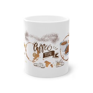Könnte beinhalten: Weiße Keramik-Kaffeetasse mit einem umlaufenden Design mit Kaffeeflecken, Kaffeebohnen und den Worten "Coffee Time" in einer dekorativen Schriftart. Das Design umfasst eine kleine Tasse Kaffee und Kekse.