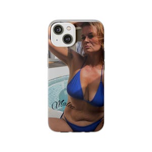 Könnte beinhalten: Eine Handyhülle mit einer Frau in einem blauen Bikini. Der Name "Malea" ist in Schreibschrift geschrieben. Die Hülle ist für ein Smartphone konzipiert, mit Aussparungen für Kamera und Tasten.