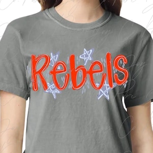 Puede incluir: Camiseta gris con la palabra "Rebels" en rojo brillante, contorneada en blanco. La palabra está sobre un patrón de estrellas azules y blancas. La camiseta tiene mangas cortas y cuello redondo.
