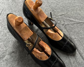 Vintage Ferragamo black leather Mary Jane pumps. Size 8.5 AAA. 2.75&quot; heel. Made in Italy.