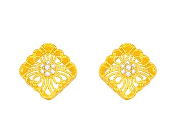 Puede incluir: Un par de pendientes dorados. Cada pendiente presenta un centro con forma de diamante rodeado por un diseño floral calado. Los pendientes tienen forma cuadrada con bordes redondeados y un acabado texturizado.