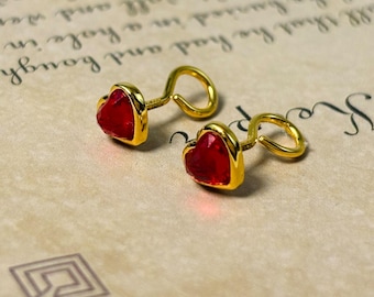 Delicados aretes de corazón de oro puro de 24 quilates con piedra preciosa roja