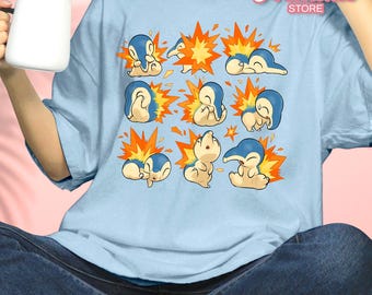 Camiseta con la pose de Cyndaquil, regalo cómodo y kawaii para gamers, camiseta divertida de videojuegos, camiseta unisex de fan art de anime.