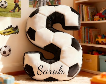 Cojín personalizado con nombre y letras de balón de fútbol. Ideal para amantes del fútbol y aficionados al Mundial 2026.