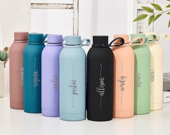 Personalisierte Wasserflasche, Edelstahlflasche mit Strohhalm, Namenswasserflasche, 20 Unzen isolierte Wasserflasche, Sportwasserbecher, Turngeschenke
