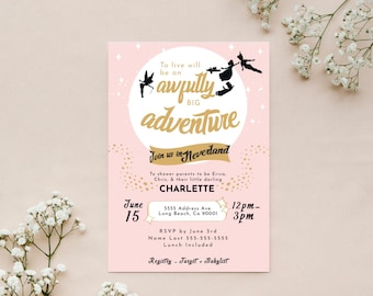 Puede incluir: Invitación rosa para baby shower con tema de Peter Pan. La invitación presenta el texto "To live will be an awfully big adventure" y "Join us in Neverland". La invitación incluye la fecha, hora y lugar de la fiesta.