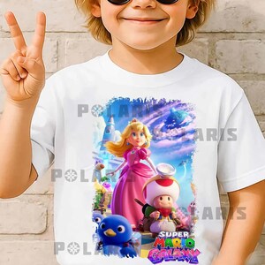 K&ouml;nnte beinhalten: Eine wei&szlig;e Keramik-Tasse mit schwarzem Henkel und dem Text "But First, Coffee" in fetter, schwarzer Schrift. Die Tasse steht vor einem verschwommenen Hintergrund. Die Tasse ist etwa 10 cm hoch.