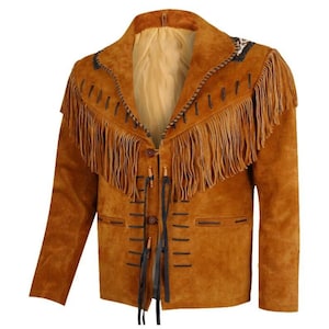 Könnte beinhalten: Braune Wildlederjacke mit klassischem Western-Design. Die Jacke hat lange Fransen an Brust und Schultern, dekorative Nähte und einen Reverskragen. Sie hat einen Knopfverschluss und Lederschnüre. Die Jacke hat eine mittelbraune Farbe.