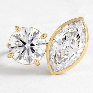 2 + 2 CT Marquise und runde Form Moissanite Verlobungsring, Zwei Stein Diamant, Toi Et Moi Ring, Prong Set, 18k Gelbgold, Jubiläumsgeschenk