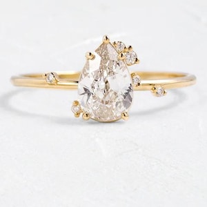 Pierścionek zaręczynowy z moissanitem w kształcie gruszki o masie 2 ct, oprawa z pazurami, akcenty boczne w postaci okrągłego diamentu, diament typu solitaire, 14-karatowe żółte złoto, prezent na rocznicę
