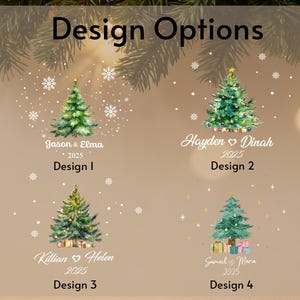 Pu&ograve; includere: Quattro modelli di alberi di Natale con nomi e l'anno 2025. Ogni modello presenta un diverso albero di Natale ad acquerello con ornamenti e regali. Il testo "Design Options" &egrave; in alto.