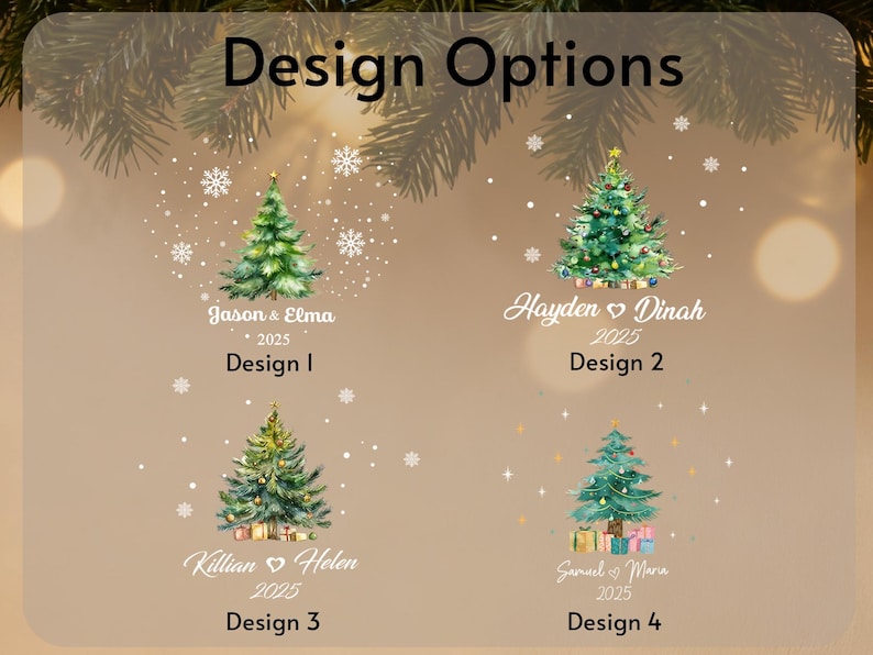 Pu&ograve; includere: Quattro modelli di alberi di Natale con nomi e l'anno 2025. Ogni modello presenta un diverso albero di Natale ad acquerello con ornamenti e regali. Il testo "Design Options" &egrave; in alto.