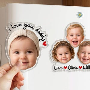 Puede incluir: Imanes acrílicos transparentes con fotos de niños. Uno dice "I love you, daddy" con la cara de un bebé. Otro imán tiene tres caras de niños con los nombres Liam, Olivia y William.
